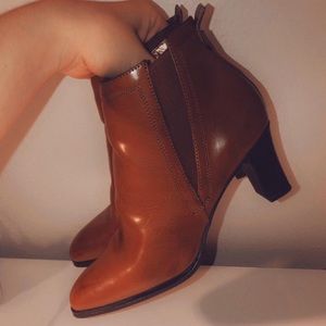 𝐁𝐑𝐎𝐖𝐍 𝐇𝐄𝐄𝐋𝐄𝐃 𝐁𝐎𝐎𝐓𝐈𝐄𝐒